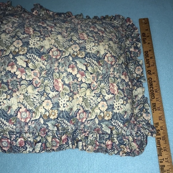 💐FLORAL square ruffle pillows  tiny flaw size 17” X 17” - Picture 5 of 7